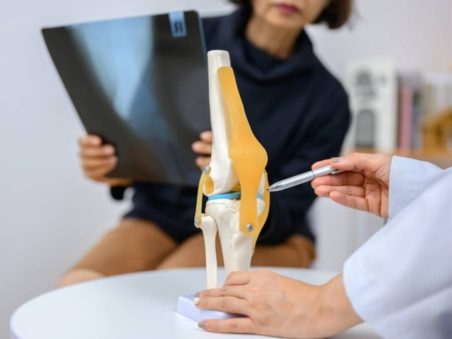 Specialista ortopedico illustra le cure innovative per l’artrosi del ginocchio, tra cui fisioterapia e chirurgia robotica